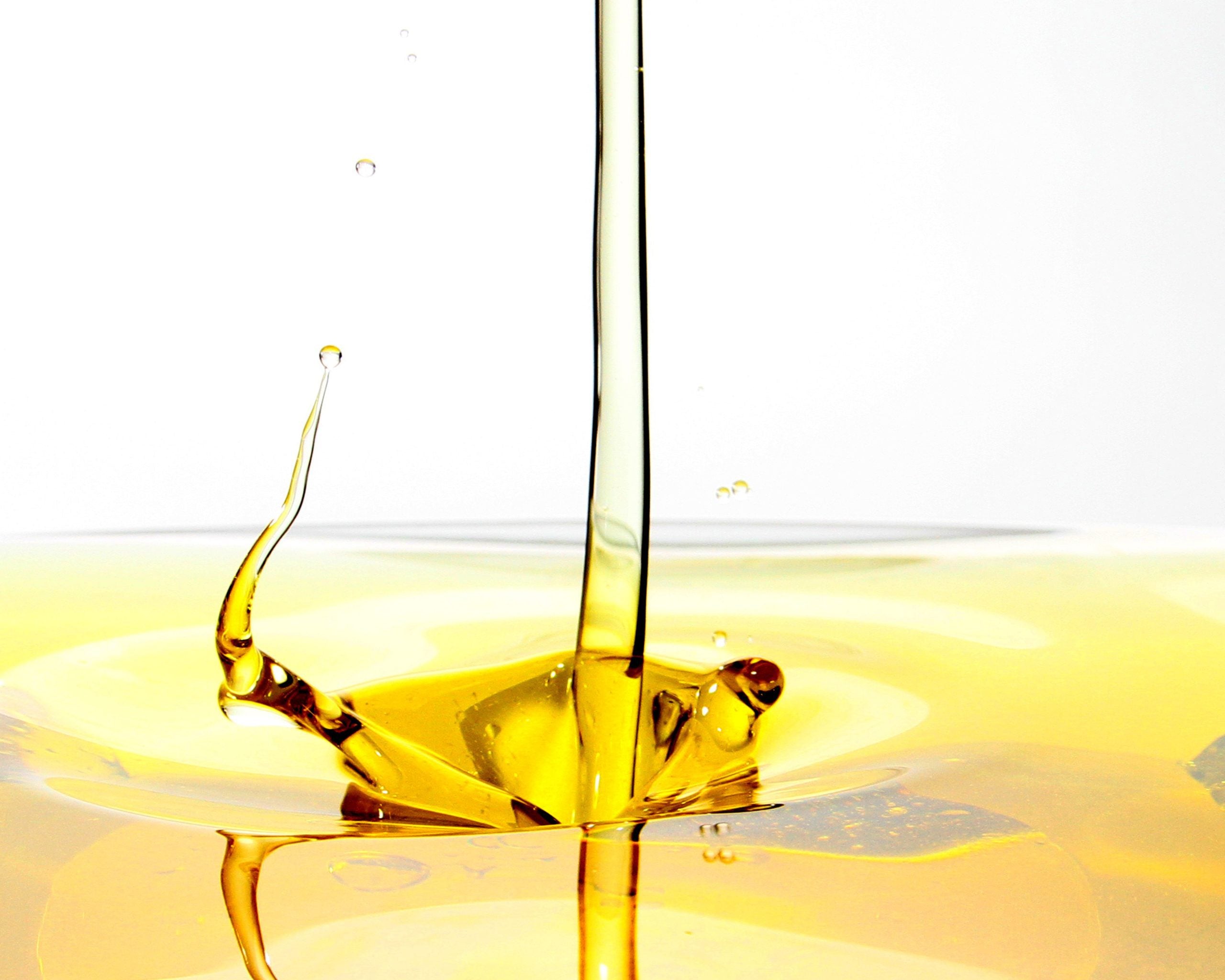 A stream of oil splashing